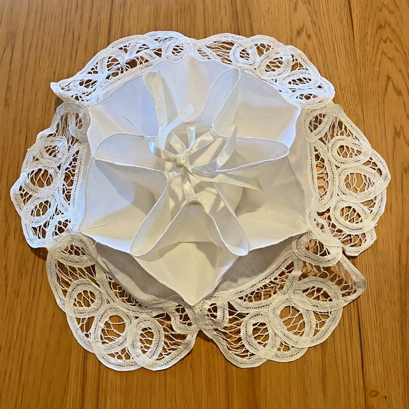 Vintage Belgian Lace Bread Warmer Bun Holder Scone Muffin Holiday Cottage 1940s - Picture 1 of 10